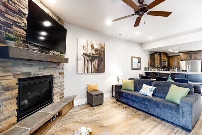 Foto del edificio - Clean 3 Bedroom Furnished Park's Edge Townhouse with A/C and 2 Car Garage