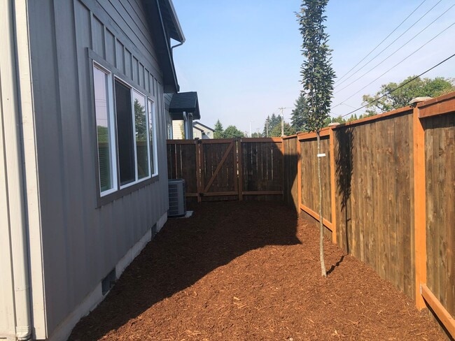 Building Photo - Newer 3 bedroom, 2.5 bath duplex in desirable neighborhood!