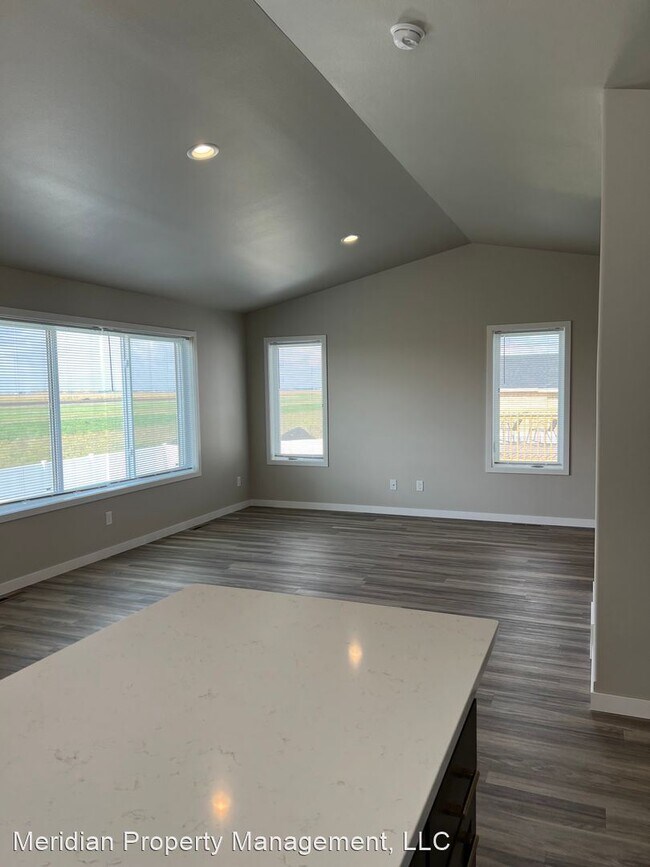 Building Photo - 3 br, 2.5 bath House - 1228 Marlys Dr W