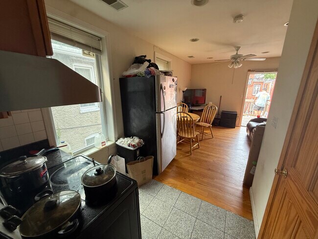 Building Photo - 10 Moreland St