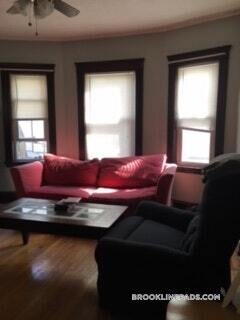 Foto del edificio - 157 Thorndike St