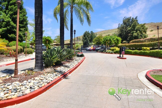 Foto del edificio - Views and more Views! Beautiful 1 Bedroom Condo within Gated Community