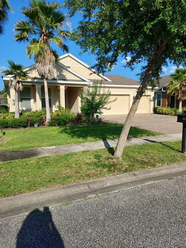 Foto del edificio - BEAUTIFUL 4 BEDROOM 3 BATH HOME IN THE BEA...