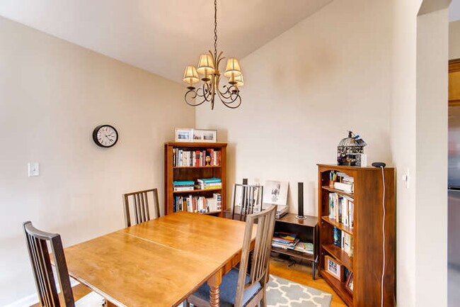 Building Photo - 1907 Gresham Cir