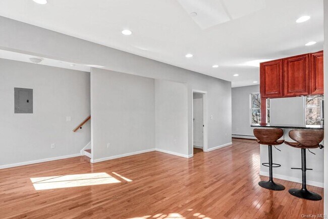 Building Photo - 132 3rd St