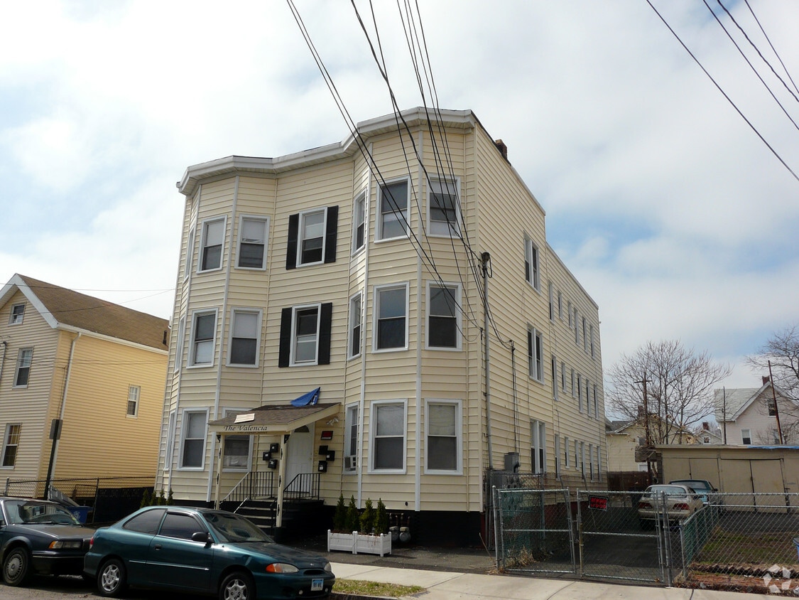 Building Photo - 390 Poplar St
