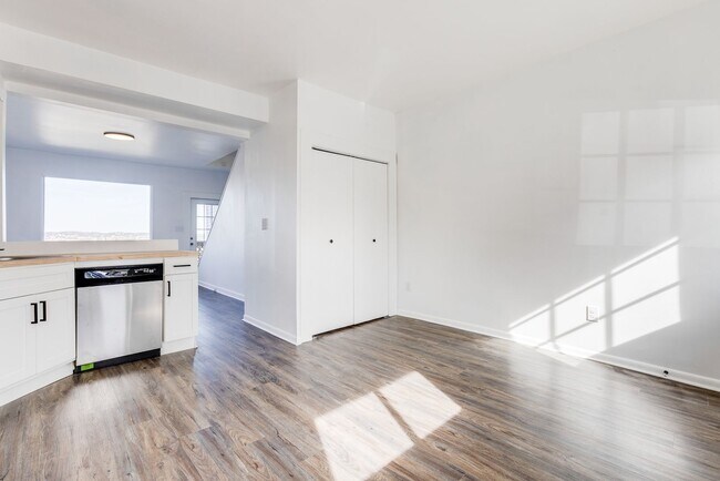 Building Photo - AVAILABLE NOW - Beautiful 3 Bedroom Home w...