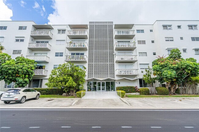 Foto del edificio - 9700 W Bay Harbor Dr