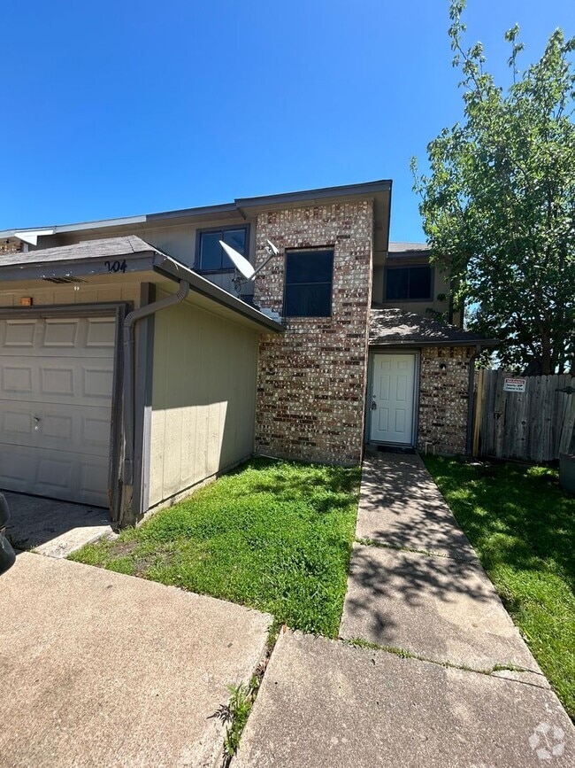 Building Photo - 2604 Isbella Dr