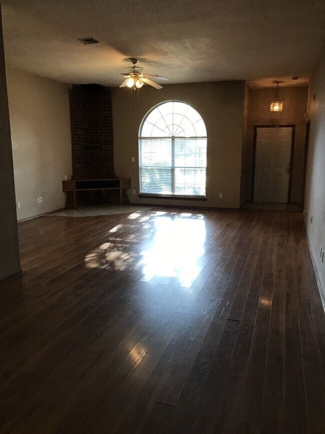 Foto del edificio - 4 bed 1.5 miles from OU Campus available f...