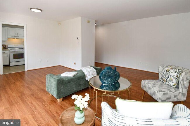 Foto del edificio - 10637 Montrose Ave