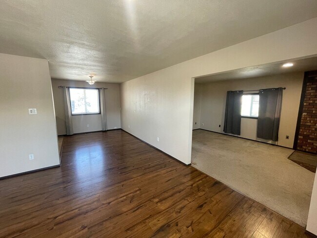 Building Photo - Home for Rent w/ Detached Garage!