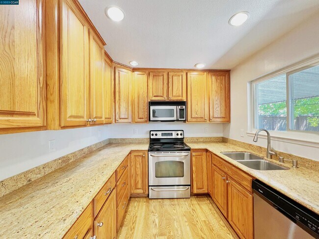 Building Photo - 589 Odin Dr