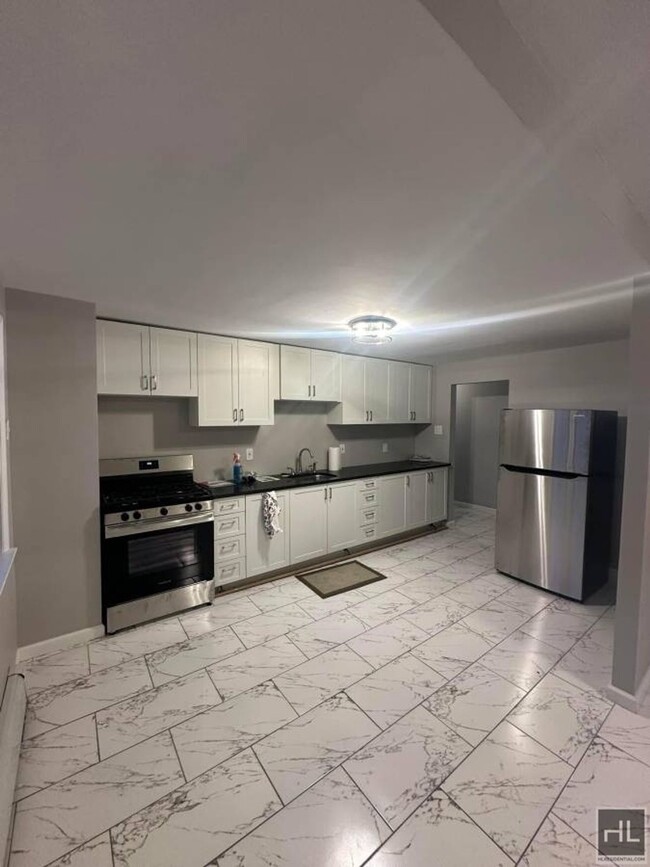 Building Photo - Sun-Filled, Great Location, Low Price! 3 b...