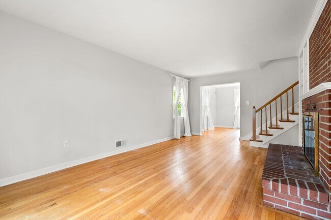 Foto del edificio - 3 Bed 2 Bath - Takoma Park Split Level - 1...