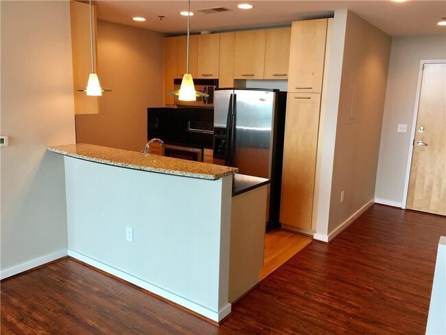 Foto del edificio - Spacious 1 Bedroom Condo in Heart of Buckh...