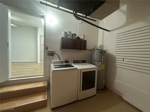 Building Photo - 121 NE 11th Pl