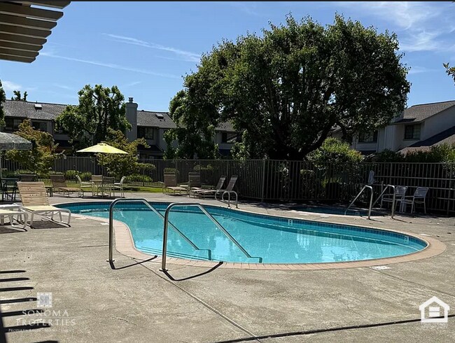 Foto del edificio - 3 Bedroom, 2.5 Bathroom Townhouse, Located...