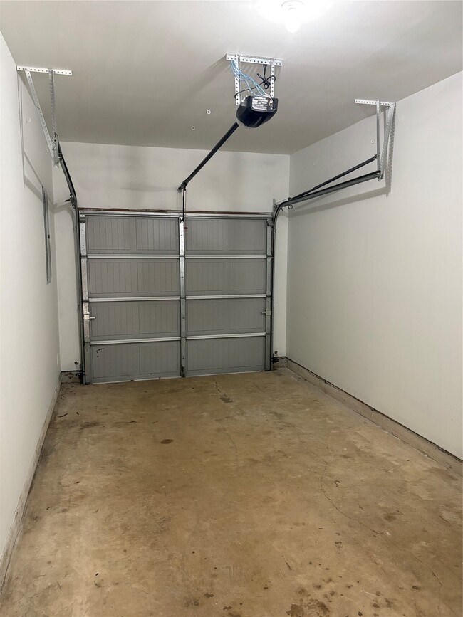 Building Photo - 307 Covecrest Dr
