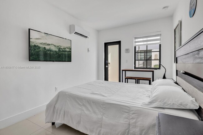Foto del edificio - 7910 Byron Ave