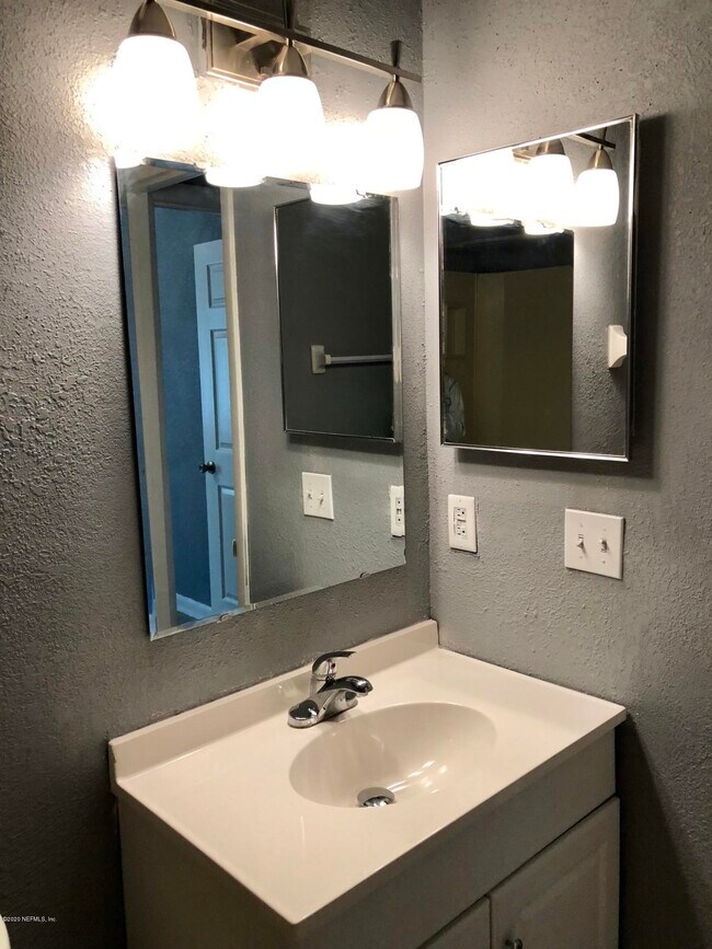 Building Photo - 8276 San Jose Manor Ct