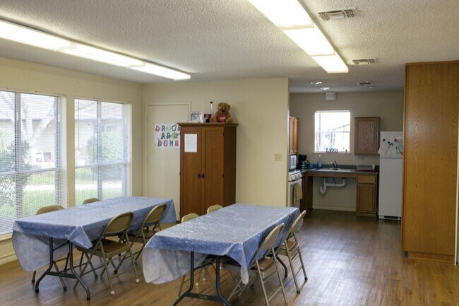 Foto del edificio - 1200 Meadow Park Ln