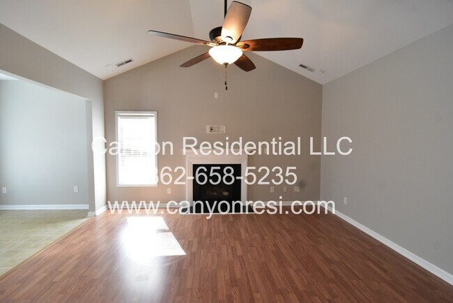 Foto del edificio - 3637 Crosswinds Dr