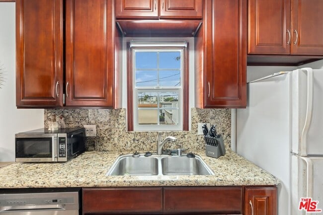 Foto del edificio - 1330 S Barrington Ave