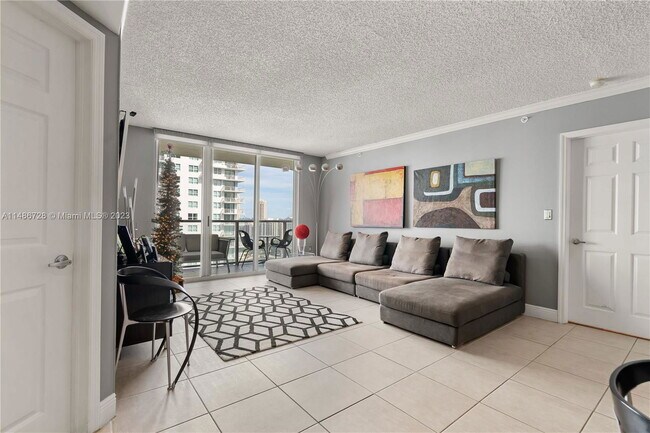 Building Photo - 1155 Brickell Bay Dr