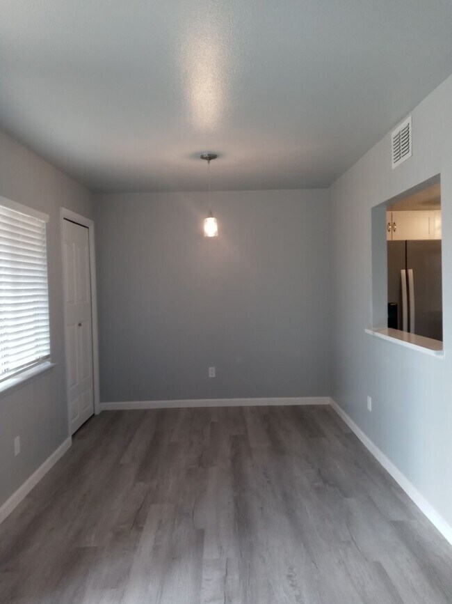 Building Photo - Upgraded Condo