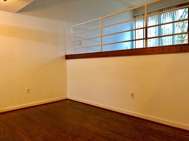 Building Photo - Cozy Three-Bedroom Condo - Coldspring New ...