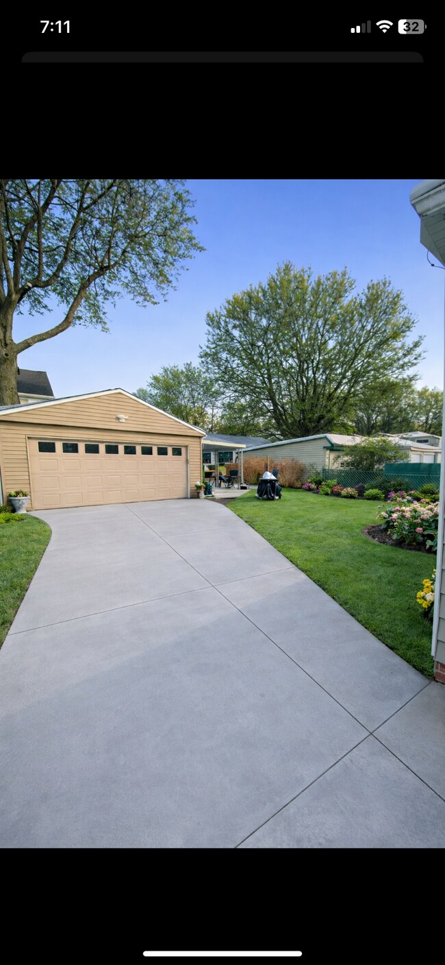 Patio trasero con garaje nuevo para 2 autos. - 6363 State Rd