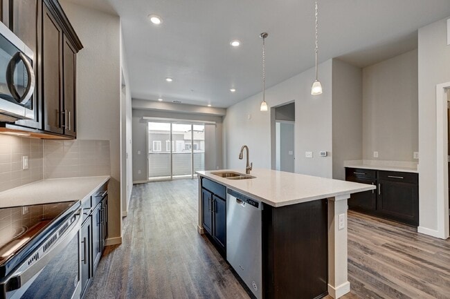 Foto del edificio - $2,000- 2 Bed, 2 Bath Condo in Littleton with AC and In Unit Laundry!