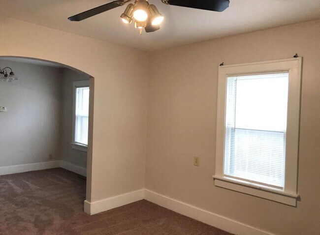 Foto del edificio - HOUSE...fenced in backyard