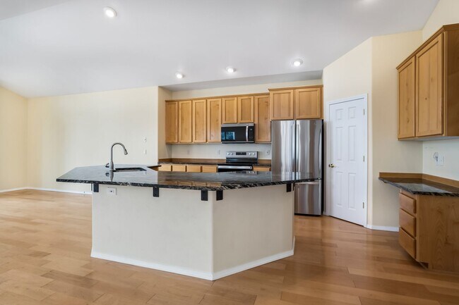 Building Photo - Beautiful Eagle Crest Home with Stunning Views and High-End Features!