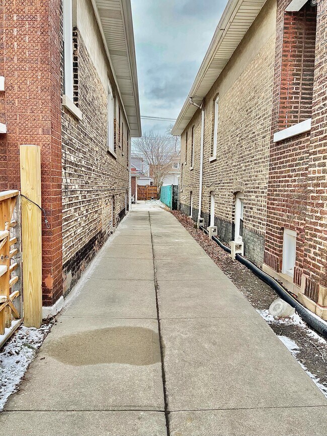 Building Photo - 1507 S 61st Ct