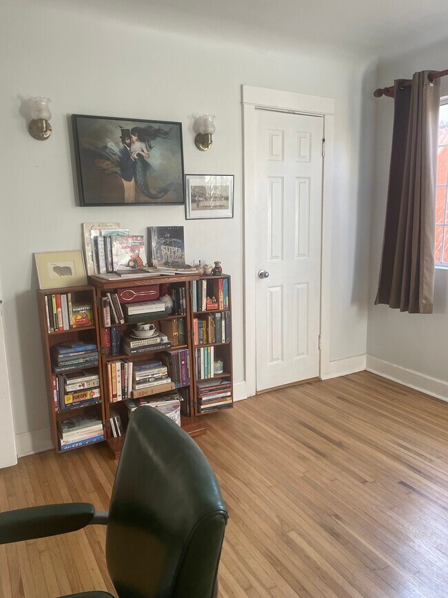 Los muebles que se muestran pueden quedarse o salirse. - 6619 Willoughby Ave