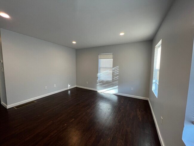 Building Photo - 31 Pattison St