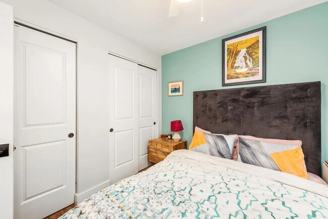 Foto del edificio - Sunny 1 bed + den 870 sq ft in heart of Pe...
