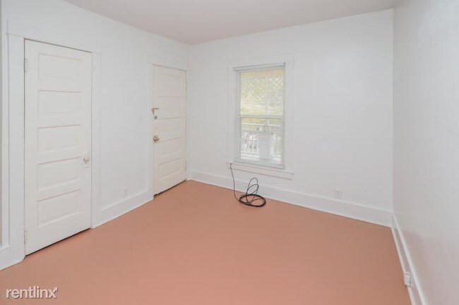 Building Photo - 1 br, 1 bath 4plex - 53 Wren St