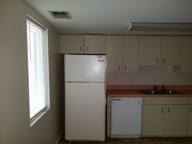 Building Photo - 8154 Fairways Cir