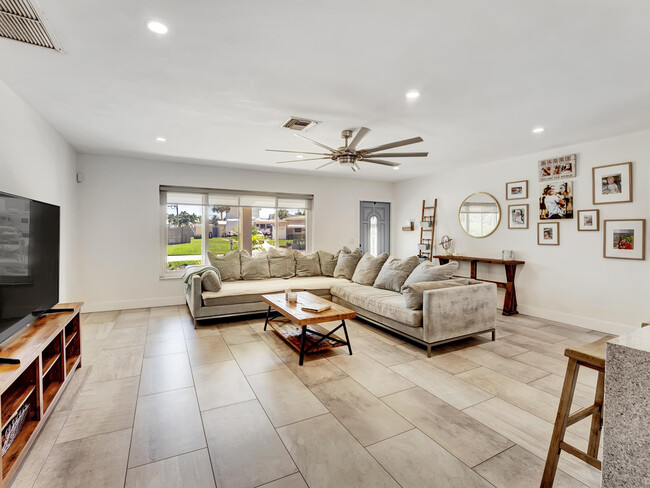 Building Photo - 3122 Pierson Dr