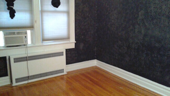 Rear bedroom adjacent to balcony - 3153 Schuyler Pl
