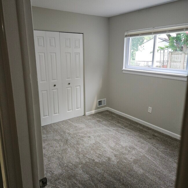Foto del edificio - 1170 E Harwood Ave