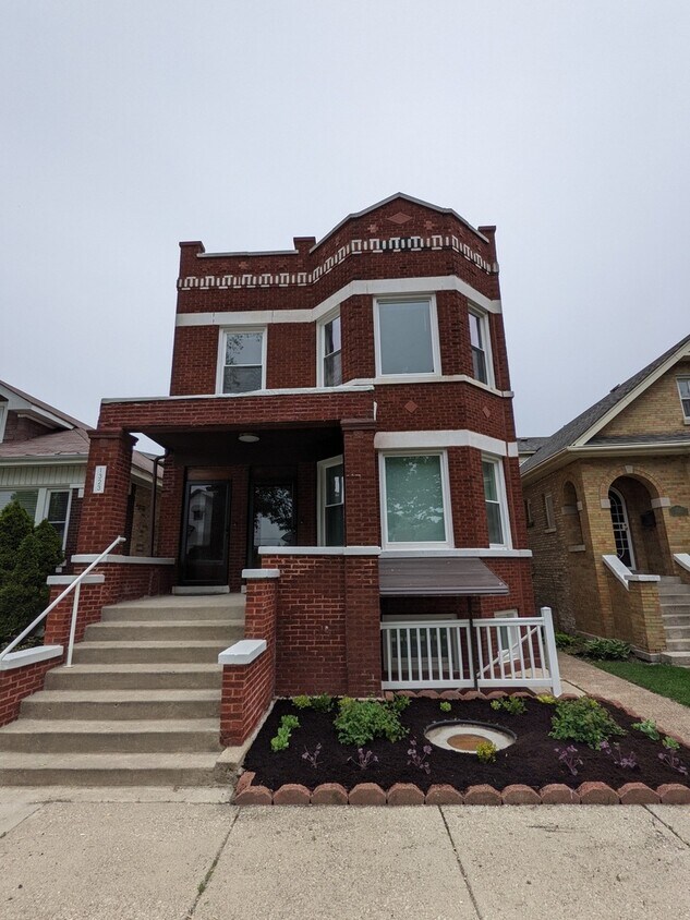 1323 Gunderson Ave Unit B, Berwyn, IL 60402 Condo for Rent in Berwyn