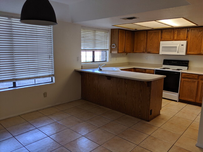 Building Photo - 3 Bedroom 2 Bathroom Close to ASU! $2099 a...
