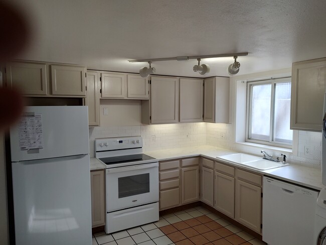 Building Photo - 892 Garfield Ave