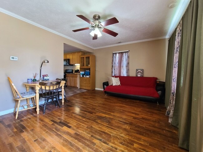 Building Photo - Furnished 2-bedroom, 1-bathroom House in S...