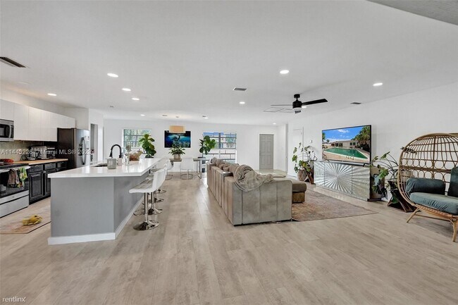 Foto del edificio - 3 br, 2 bath House - 4104 Larch Ave