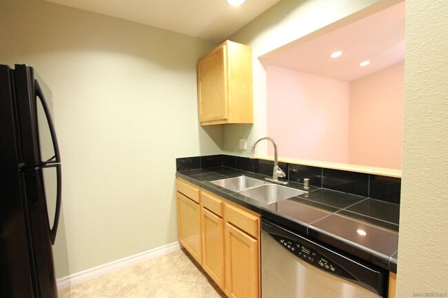 Building Photo - 18 Andarrios